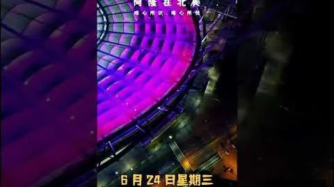 凯拉·西蒙斯“完美女神”泳装秀场惊现更衣室危机